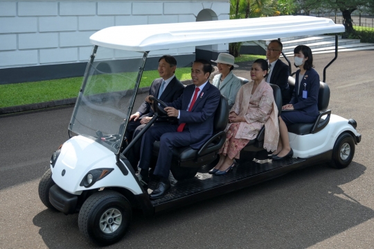 Momen Jokowi Sopiri Kaisar Jepang Keliling Kebun Raya Bogor hingga Tanam Pohon Gaharu