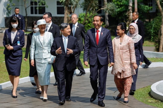 Momen Jokowi Sopiri Kaisar Jepang Keliling Kebun Raya Bogor hingga Tanam Pohon Gaharu