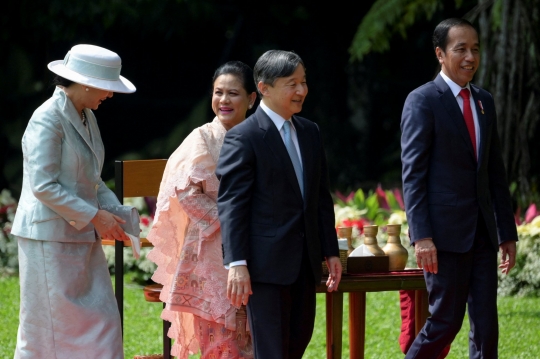 Momen Jokowi Sopiri Kaisar Jepang Keliling Kebun Raya Bogor hingga Tanam Pohon Gaharu