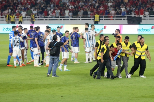 Menyusup Masuk Lapangan GBK, Pemuda Ini Bikin Heboh Usai Laga Indonesia Vs Argentina