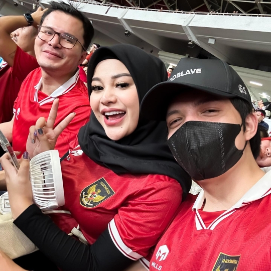 Kompak! 7 Momen Keseruan Atta & Aurel Nonton Indonesia vs Argentina Bareng Raul Lemos