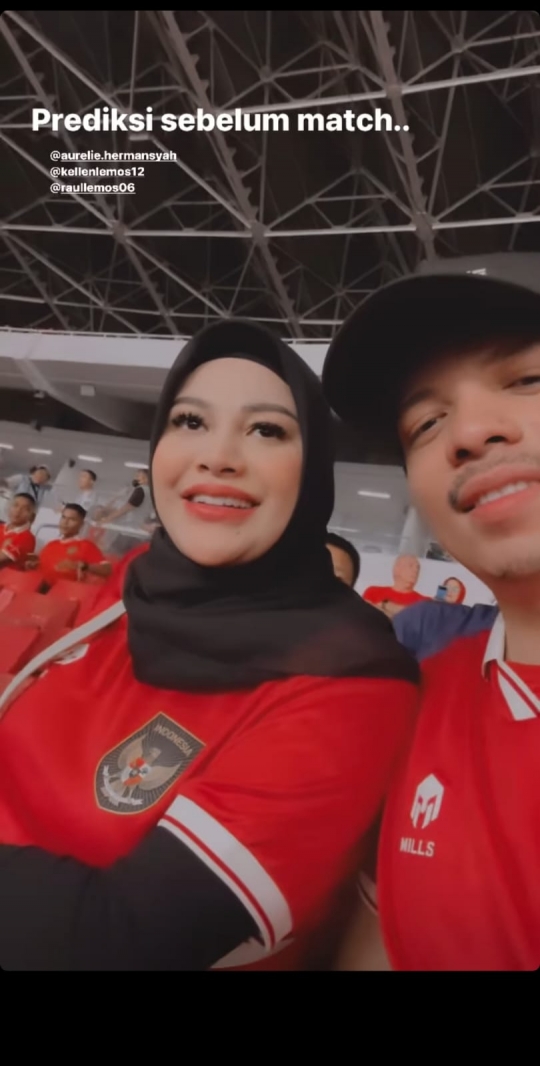 Kompak! 7 Momen Keseruan Atta & Aurel Nonton Indonesia vs Argentina Bareng Raul Lemos