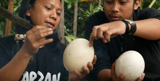 Potret Youtuber Masak Telur Burung Unta Termahal di Dunia, 'Lezat'