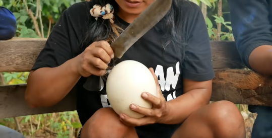 Potret Youtuber Masak Telur Burung Unta Termahal di Dunia, 'Lezat'