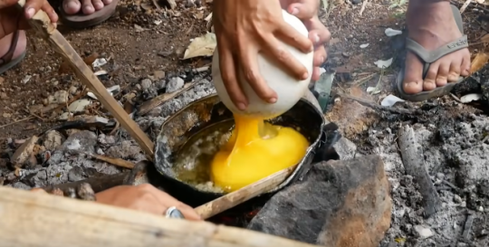 Potret Youtuber Masak Telur Burung Unta Termahal di Dunia, 'Lezat'