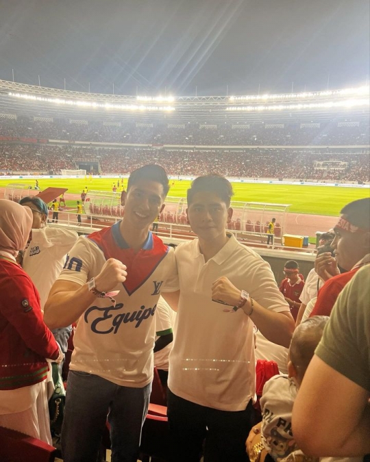 6 Potret Verrell Bramasta Nonton Timnas Indonesia vs Argentina, Penampilannya Disorot