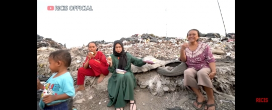 Salut! 6 Potret Ria Ricis Berbagi Makanan di TPS, Tak Sungkan Makan Bareng Warga