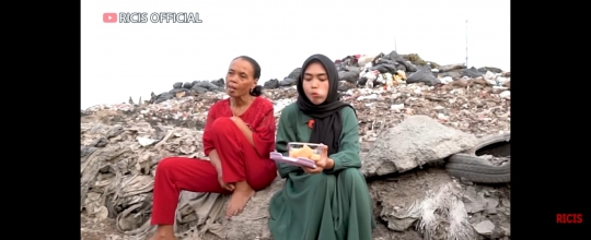 Salut! 6 Potret Ria Ricis Berbagi Makanan di TPS, Tak Sungkan Makan Bareng Warga