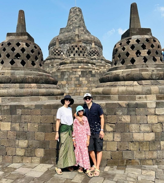 Potret Jizzy Pearl Anak Vino G Bastian & Marsha Timothy Liburan ke Candi Borobudur