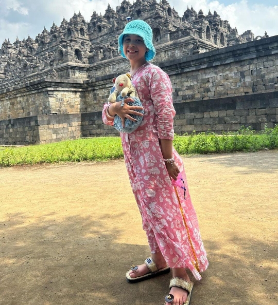 Potret Jizzy Pearl Anak Vino G Bastian & Marsha Timothy Liburan ke Candi Borobudur