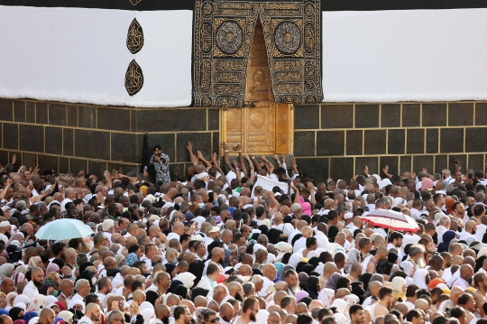 Potret Ribuan Jemaah Haji Sesaki Multazam, Tempat Paling Mustajab untuk Berdoa