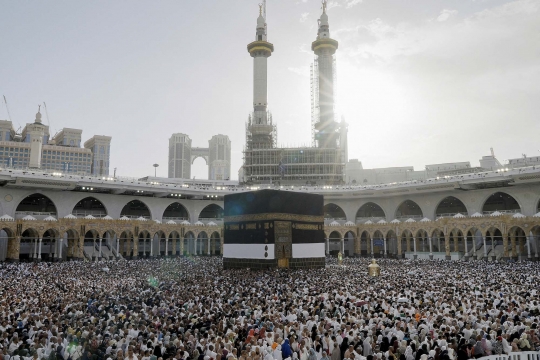 Potret Ribuan Jemaah Haji Sesaki Multazam, Tempat Paling Mustajab untuk Berdoa