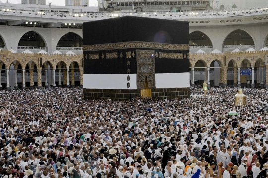 Potret Ribuan Jemaah Haji Sesaki Multazam, Tempat Paling Mustajab untuk Berdoa