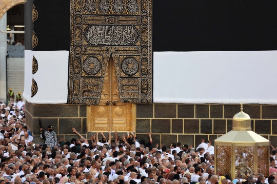 Potret Ribuan Jemaah Haji Sesaki Multazam, Tempat Paling Mustajab untuk Berdoa