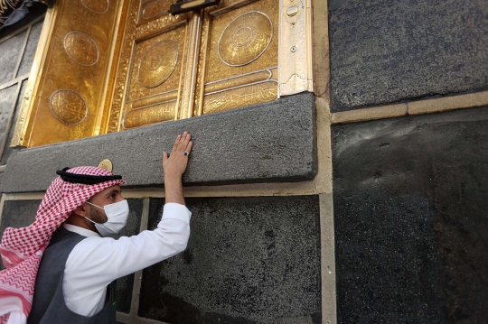 Potret Ribuan Jemaah Haji Sesaki Multazam, Tempat Paling Mustajab untuk Berdoa