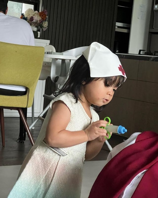 6 Potret Terbaru Aruni Anak Caca Tengker Jelang Usia 1,5 Tahun, Cute Banget!