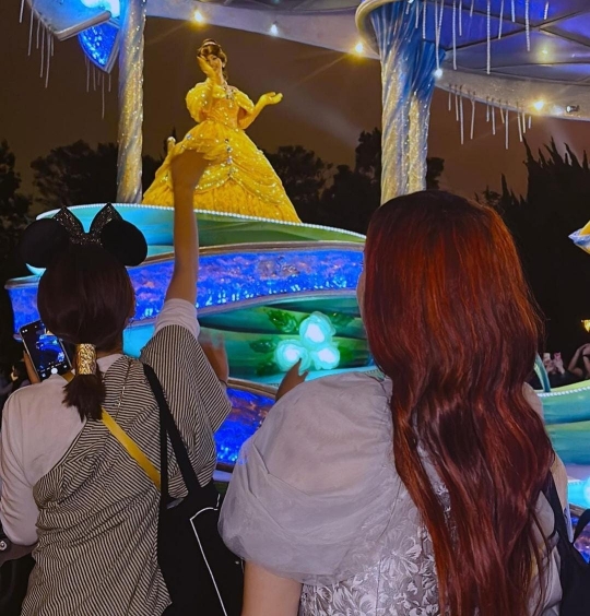 Potret Cantik Tasya Farasya Pakai Gaun di Disneyland, Sampai Dikira Princess