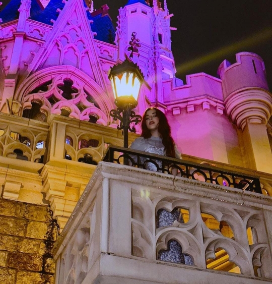 Potret Cantik Tasya Farasya Pakai Gaun di Disneyland, Sampai Dikira Princess