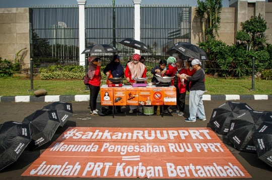 Tuntut Pengesahan UU PPRT, Aktivis Masak Nasi Goreng untuk DPR