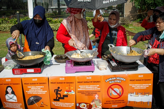 Tuntut Pengesahan UU PPRT, Aktivis Masak Nasi Goreng untuk DPR