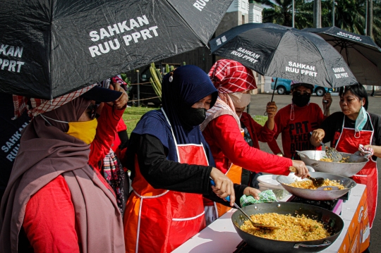 Tuntut Pengesahan UU PPRT, Aktivis Masak Nasi Goreng untuk DPR