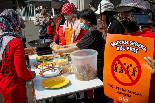 Tuntut Pengesahan UU PPRT, Aktivis Masak Nasi Goreng untuk DPR