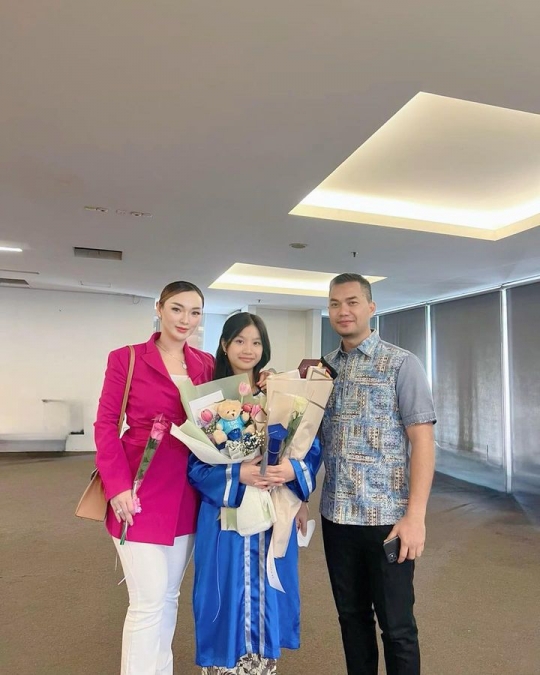 Potret Zaskia Gotik saat Hadir di Acara Wisuda Anak Sambung, Kompak Bareng Imel Putri