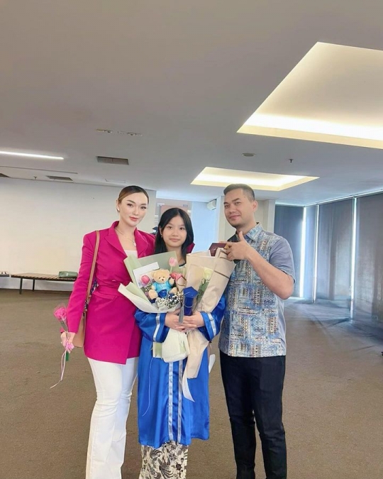 Potret Zaskia Gotik saat Hadir di Acara Wisuda Anak Sambung, Kompak Bareng Imel Putri