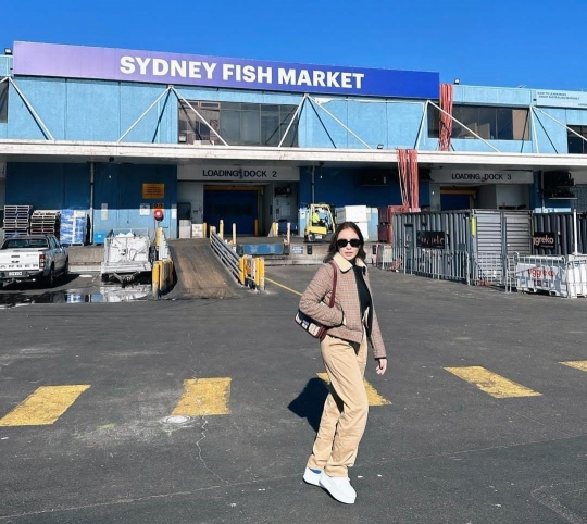8 Potret Cantik Momo Geisha Liburan di Sydney, Naik Mobil Mewah Kunjungi Pasar Ikan