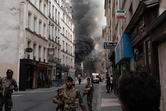 Ledakan Dahsyat Guncang Paris, Pasukan Bersenjata Lengkap Langsung Siaga