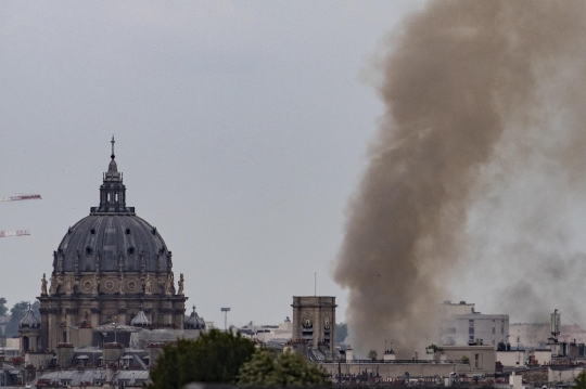 Ledakan Dahsyat Guncang Paris, Pasukan Bersenjata Lengkap Langsung Siaga