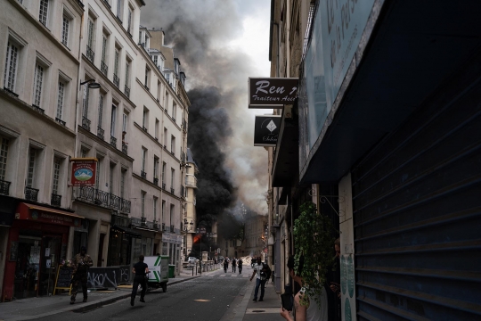 Ledakan Dahsyat Guncang Paris, Pasukan Bersenjata Lengkap Langsung Siaga