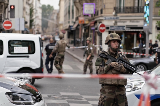 Ledakan Dahsyat Guncang Paris, Pasukan Bersenjata Lengkap Langsung Siaga