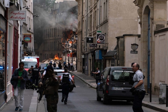 Ledakan Dahsyat Guncang Paris, Pasukan Bersenjata Lengkap Langsung Siaga