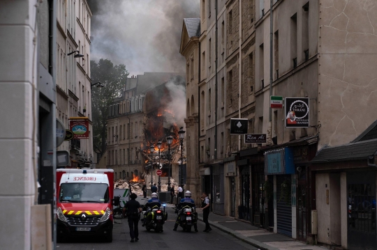 Ledakan Dahsyat Guncang Paris, Pasukan Bersenjata Lengkap Langsung Siaga