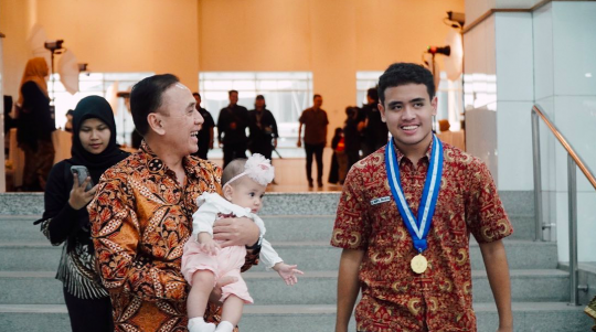 Momen Pensiunan Jenderal Polri Hadiri Wisuda SMA si Bungsu, Sosok Putranya Gagah Abis