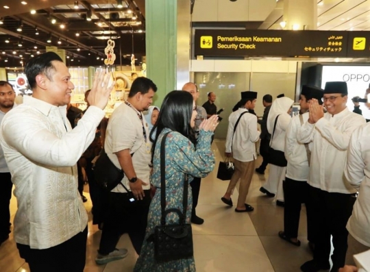 Momen Akrab AHY Antar Anies Baswedan Berangkat ke Tanah Suci