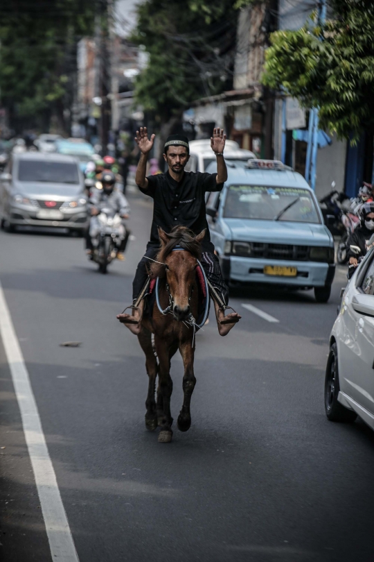 Aksi Unik Pria di Kramat Jati Jumatan Naik Kuda, Jadi Tontonan Pengguna Jalan