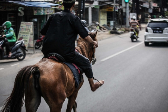 Aksi Unik Pria di Kramat Jati Jumatan Naik Kuda, Jadi Tontonan Pengguna Jalan