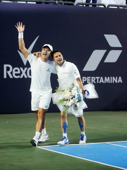 Menang Lagi-Lagi Tenis, Raffi Ahmad dan Dion Wiyoko Raih Piala Bertabur Berlian Rp2 M