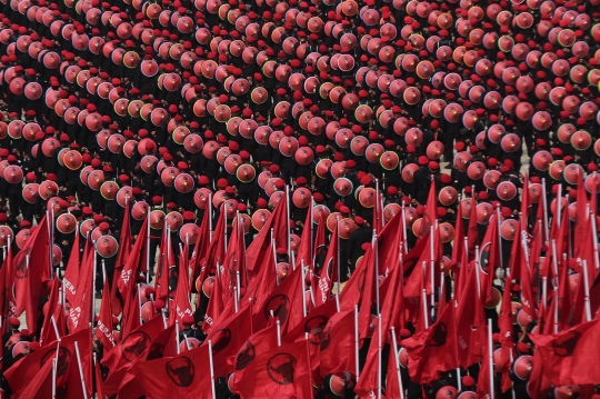 Foto : Merahkan GBK Saat Bulan Bung Karno, Ribuan Kader PDIP Siap ...