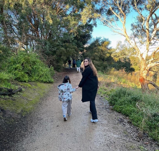 Sudah Jadi Ibu 3 Anak, Ini 6 Potret Cantik Yasmine Wildblood Liburan di Australia