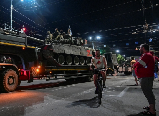 Tentara Bayaran Wagner Mundur dari Rostov, Warga Bersorak saat Tank-Tank Diangkut