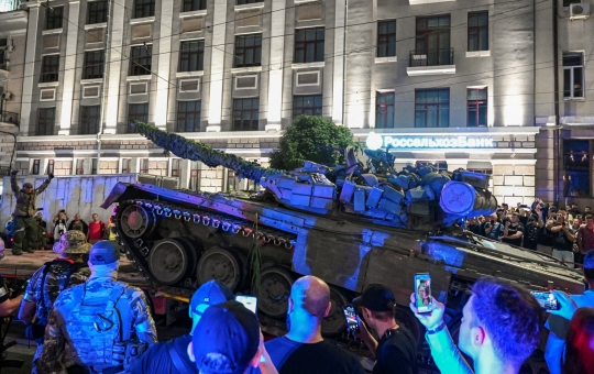 Tentara Bayaran Wagner Mundur dari Rostov, Warga Bersorak saat Tank-Tank Diangkut
