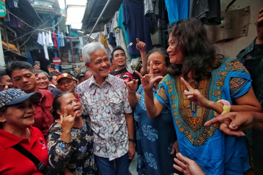 Salam Metal Warga Pademangan Barat Sambut Ganjar Blusukan di Permukiman Padat