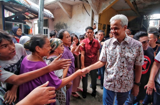 Salam Metal Warga Pademangan Barat Sambut Ganjar Blusukan di Permukiman Padat