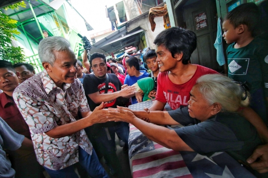 Salam Metal Warga Pademangan Barat Sambut Ganjar Blusukan di Permukiman Padat