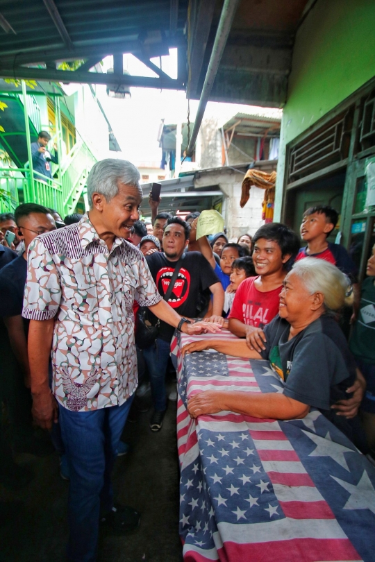 Salam Metal Warga Pademangan Barat Sambut Ganjar Blusukan di Permukiman Padat