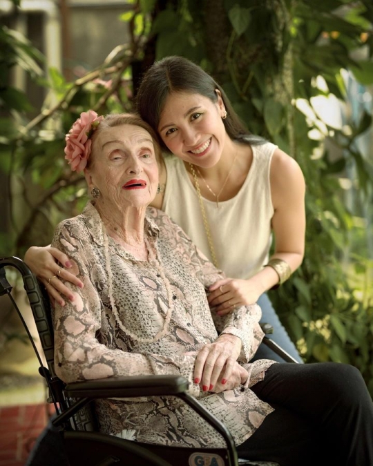 Foto Sharena dengan Sang Nenek yang Berumur Hampir 1 Abad, Disebut Mirip Rose Titanic