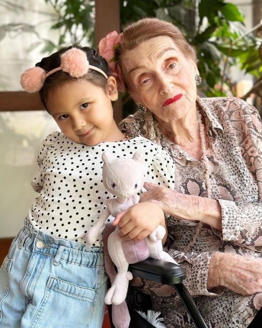 Foto Sharena dengan Sang Nenek yang Berumur Hampir 1 Abad, Disebut Mirip Rose Titanic